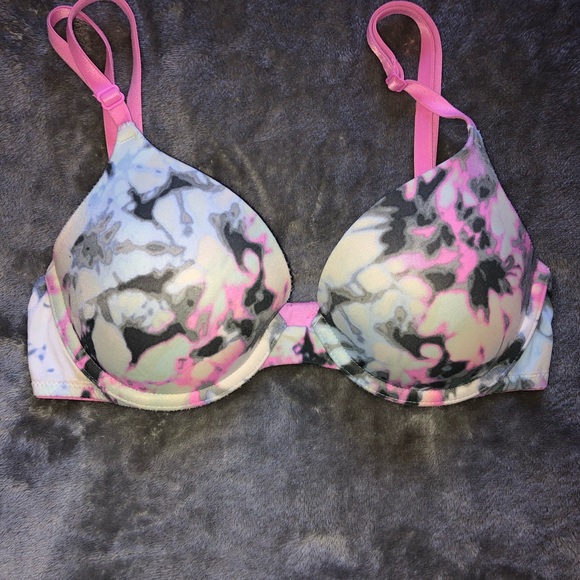 4 VS PINK bras and 3 Victoria Secret bras - Picture 4 of 8